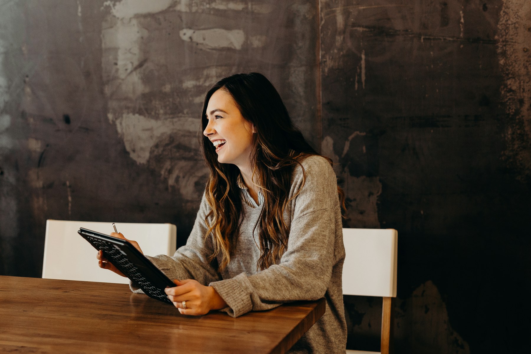 Payroll operator reviewing a checklist with a business team